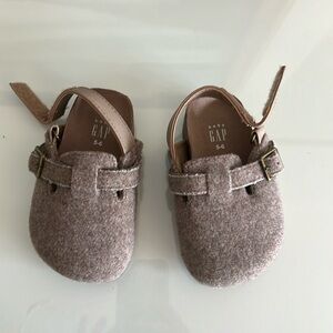 BabyGap Brown Felt Clogs. Size 5-6.